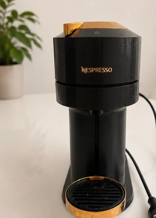 CAFETERA NESPRESSO VERTUO NEXT NEGRA Y DORADA